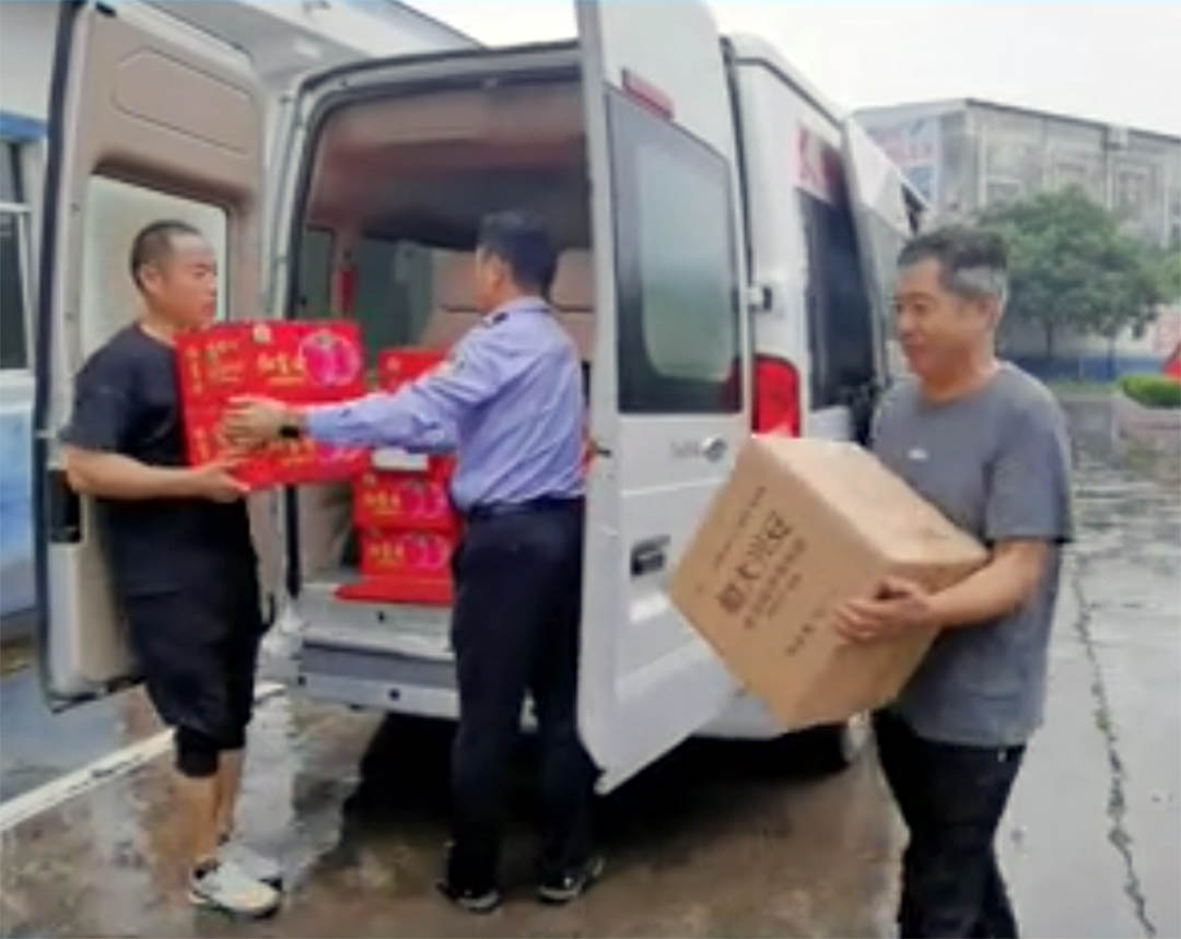 大張公司中秋佳節慰問(wèn)一線(xiàn)執勤交警(圖1)